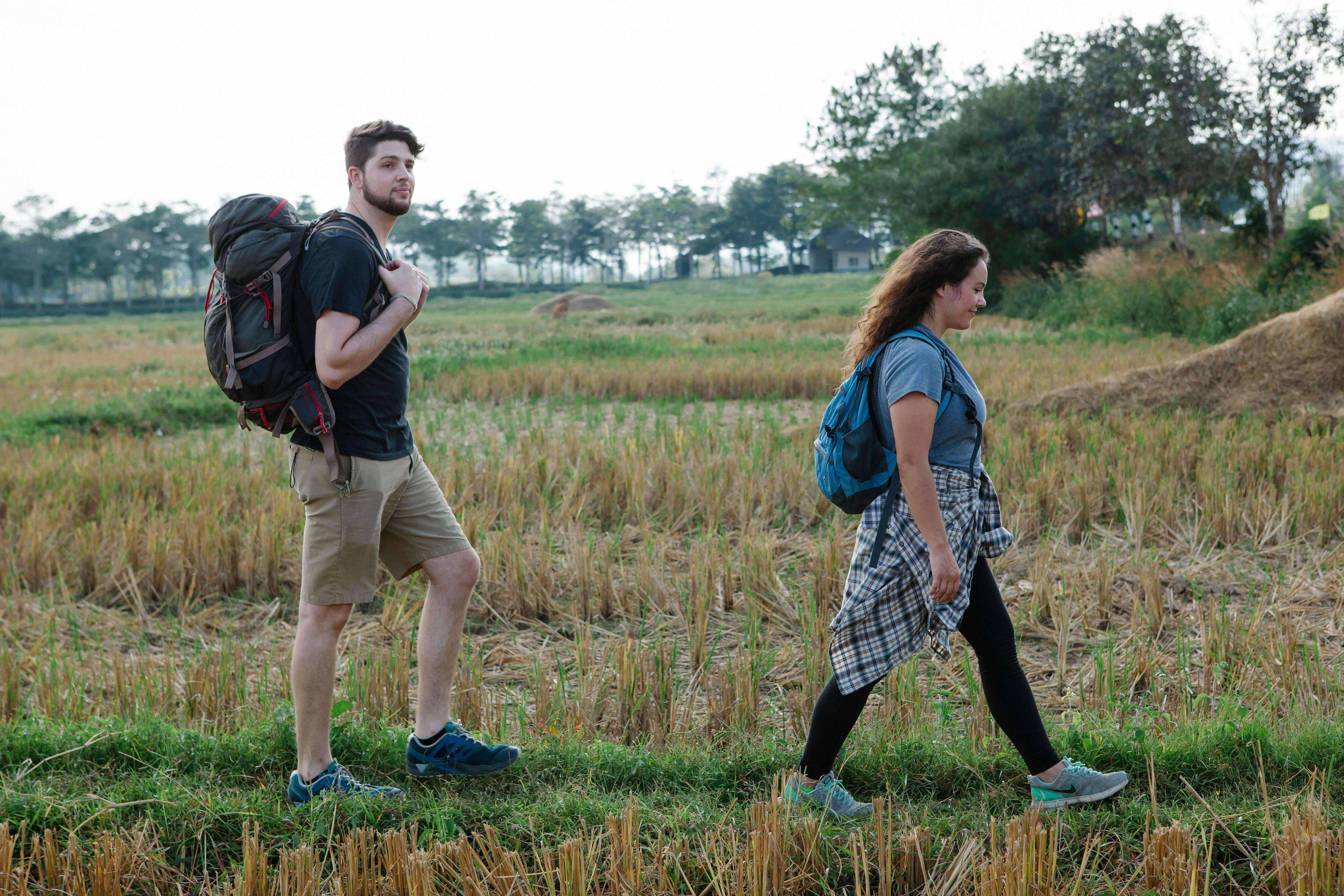 Wandelaars in een veld